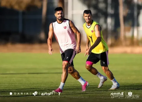 محمدحسین کنعانی بازوبند کاپیتانی پرسپولیس را بر بازو بست