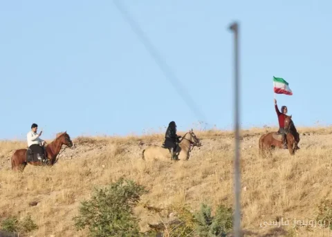 حضور سه سوارکار با پرچم ایران در روز پرتماشاگر تراکتور در یادگار امام