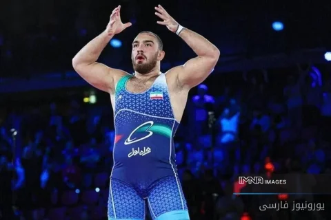 امیرحسین زارع با پیروزی مقتدرانه به یک چهارم نهایی وزن ۱۲۵ کیلوگرم کشتی آزاد صعود کرد