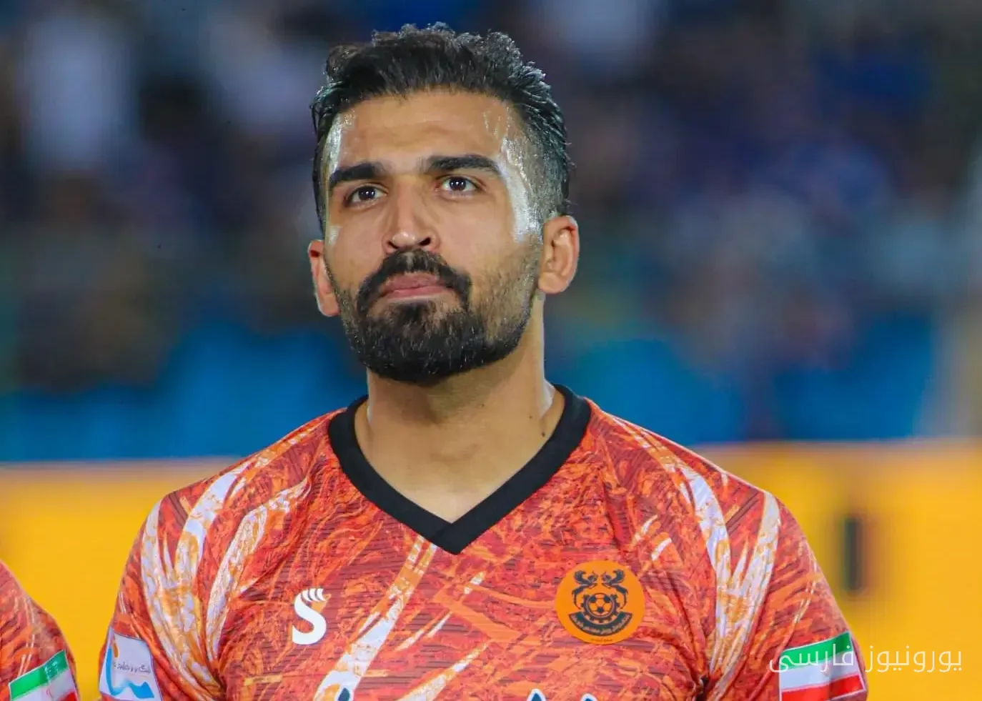 محمد آژیر بازیکن مس شهربابک پس از کارت زرد دوم در زمین ماند